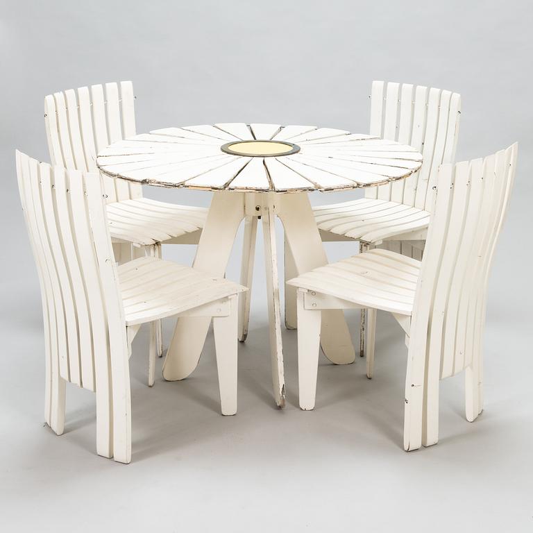 Alvar Aalto, A five-piece 1960'/1970's 'Aurinko' (Sun-series), garden furniture set for Artek.