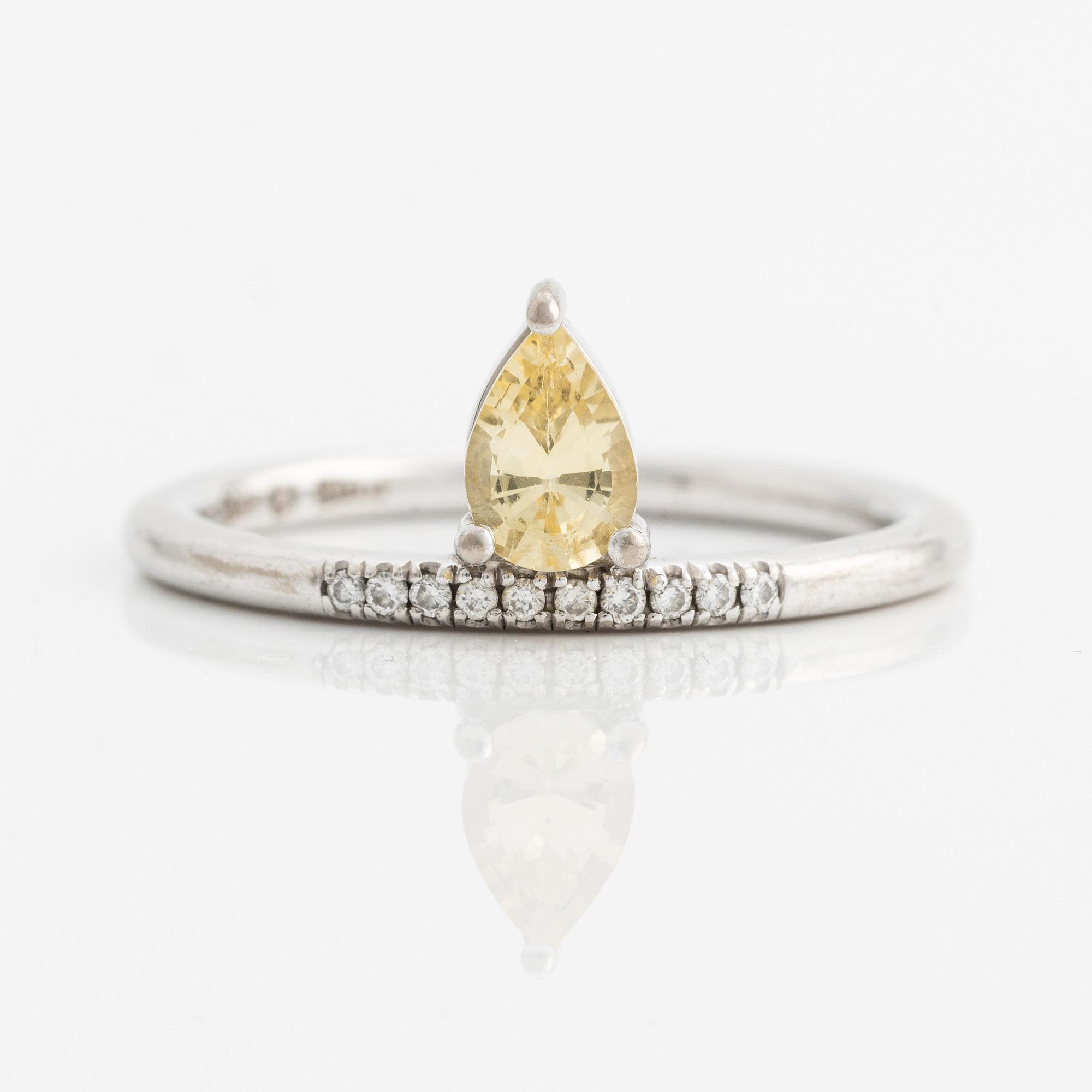 Ring, Cecilia Kores, Mumbai Stockholm, med droppformad gul safir och små briljantslipade diamanter,