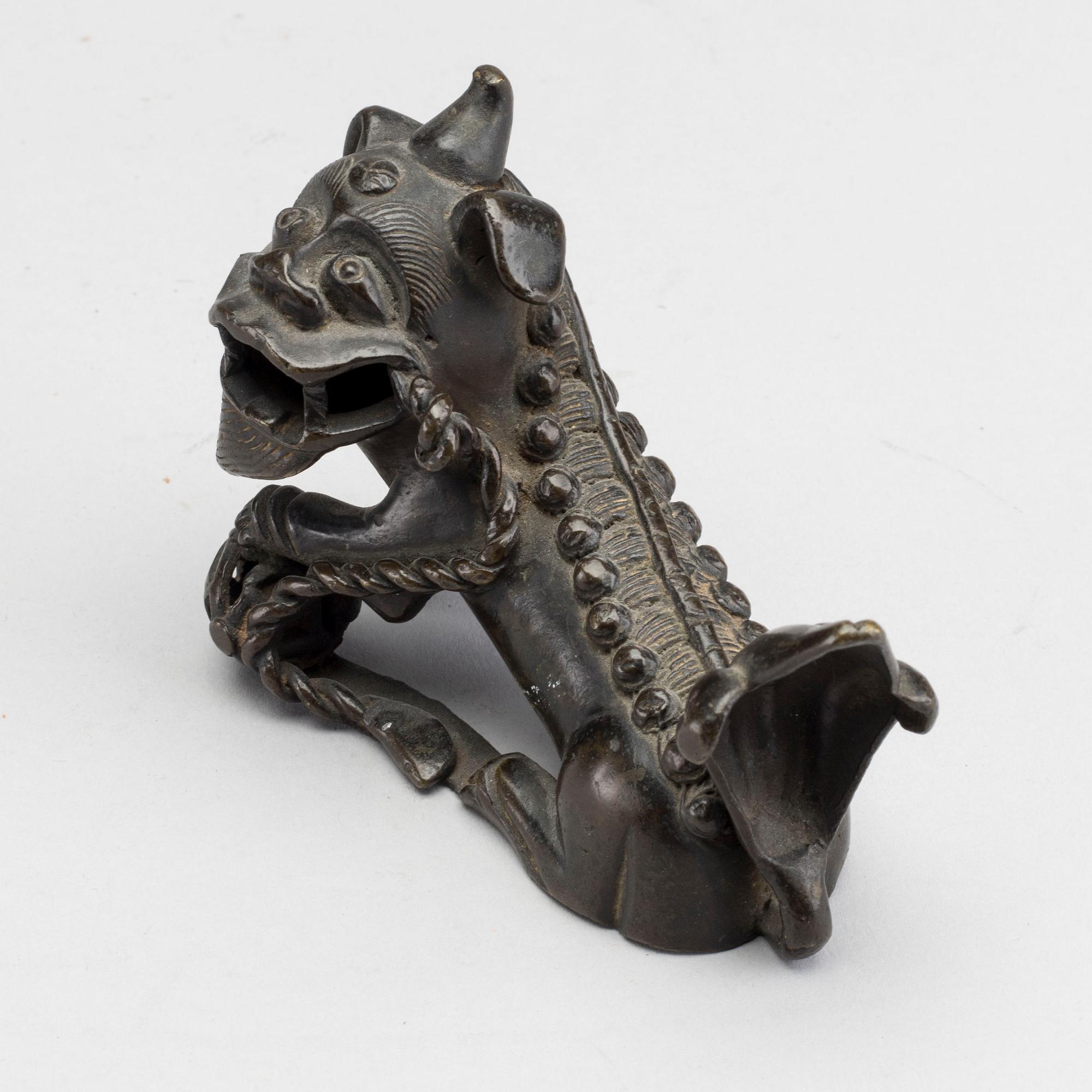 FOHUND, Kina omkring 1900 patinerad brons.