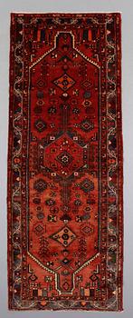MATTA, Hamadan, ca 291 x 110 cm.