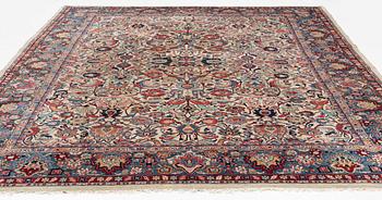 A semi-antique Sarouk carpet, ca 404 x 305 cm.