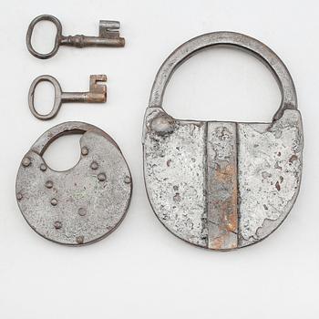HÄNGLÅS, 2 st, smide, 1800-tal.