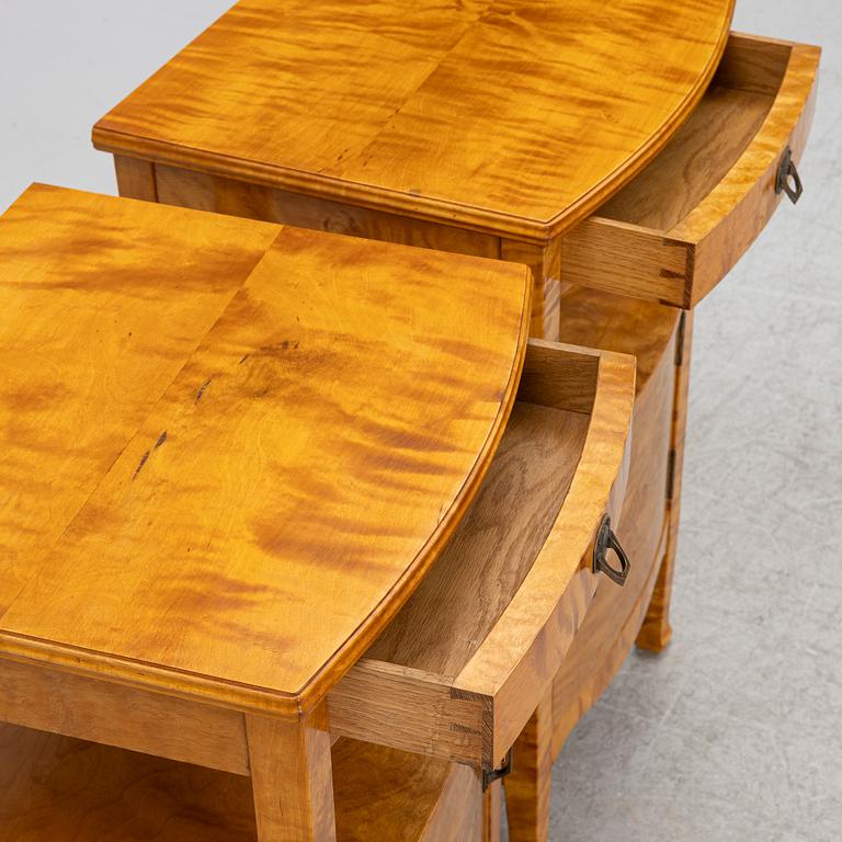 A pair of nightstands, ecarly 20th century.