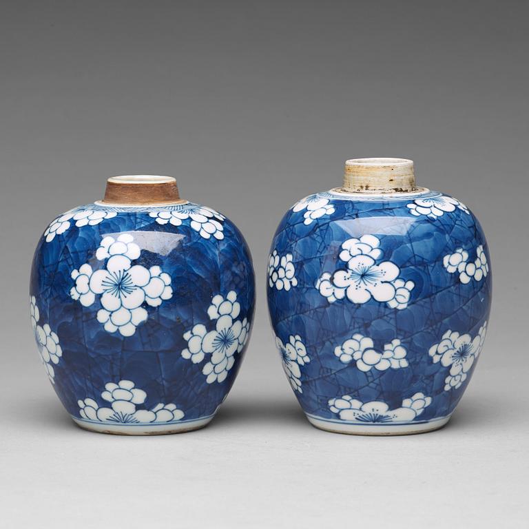 Two blue and white tea caddies, Qing dynasty, Qianlong (1736-95).