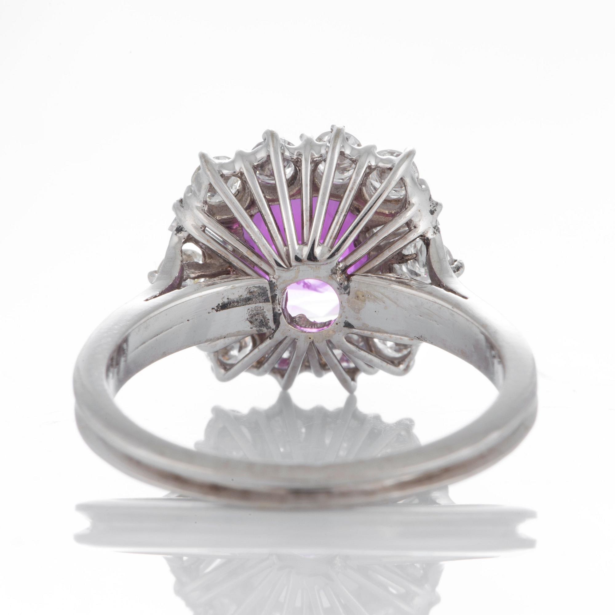 Ring med en rubin ca 1.85 ct och runda briljant- och trapezslipade diamanter.
