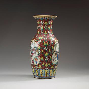 A famille rose vase, late Qing dynasty (1644-1912).