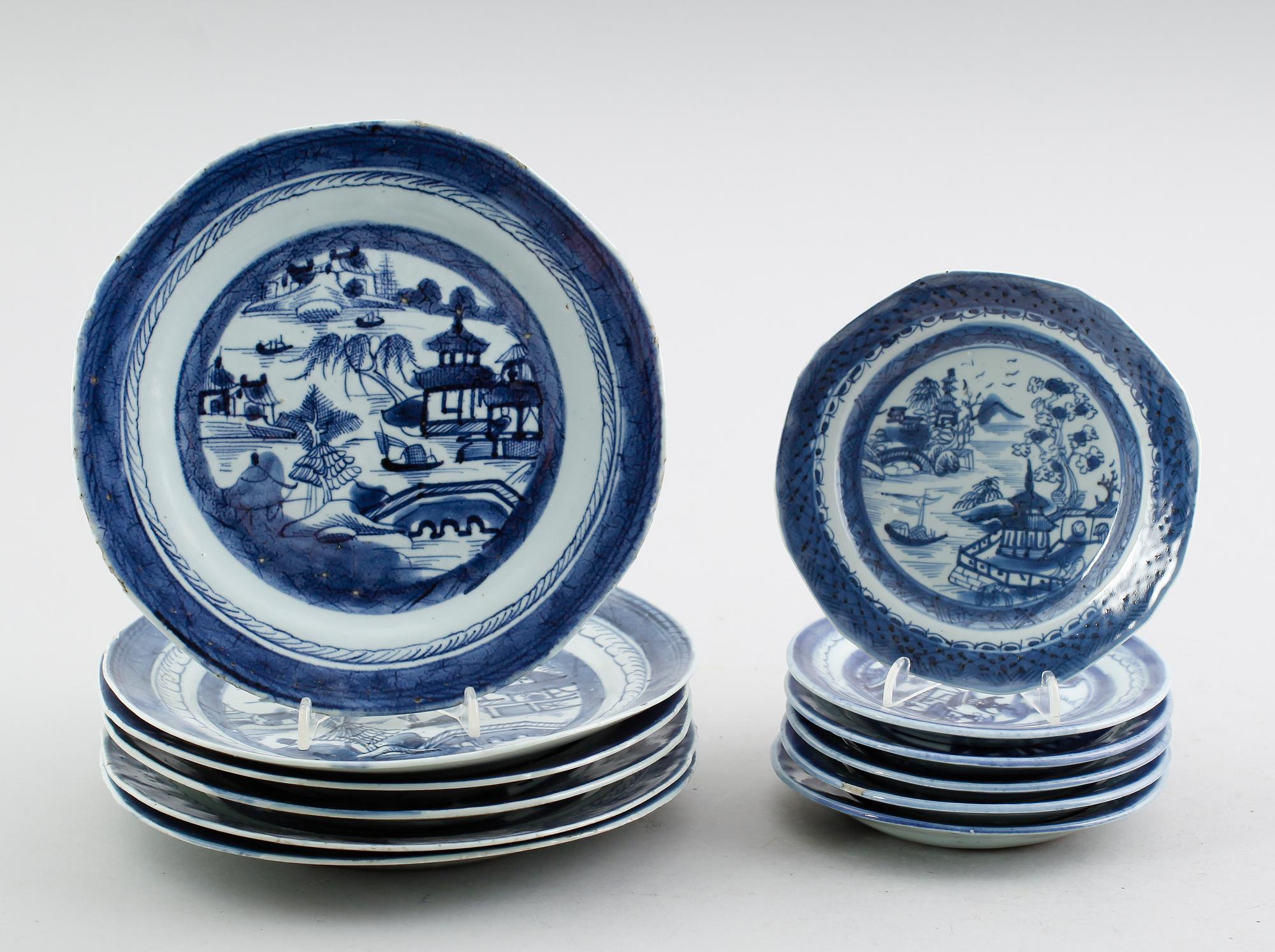 TALLRIKAR, 12 st snarlika, porslin, Kina, möjligen 1800-tal.