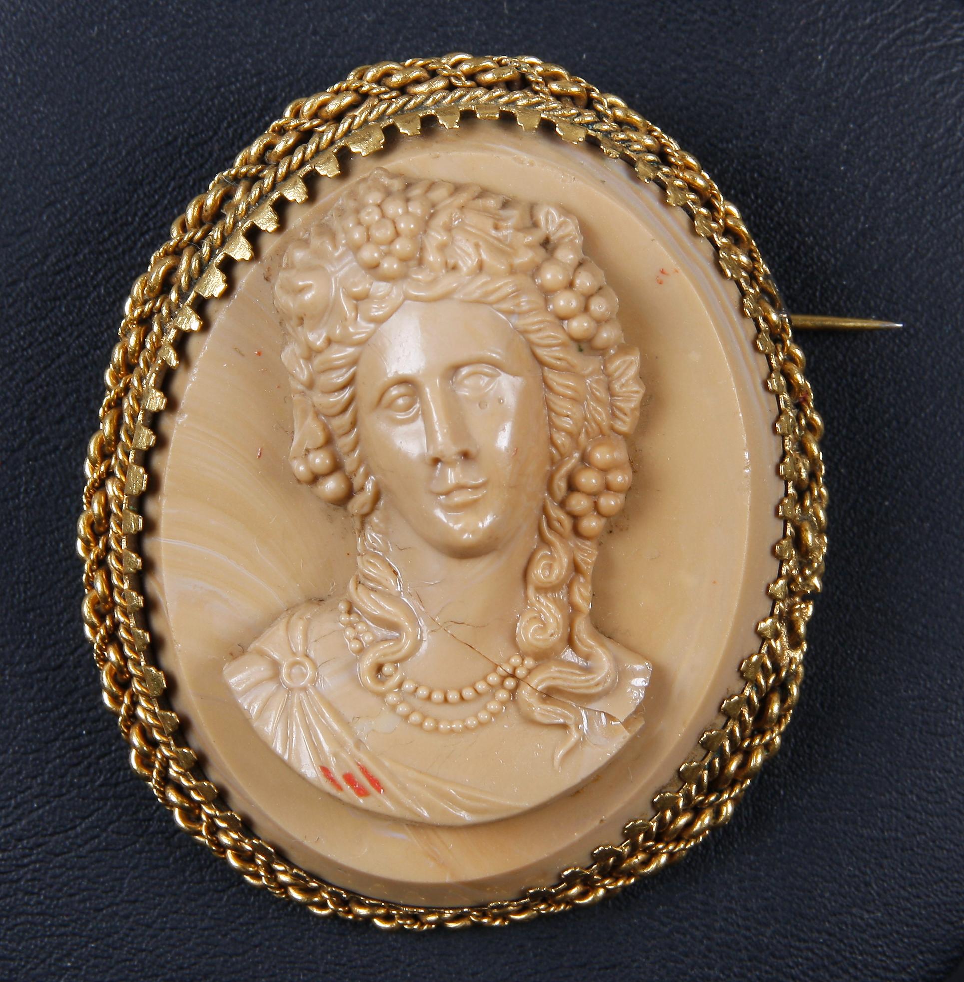 CAMÉBROSCH, agat, gulmetall, Italien 1800-tal.
