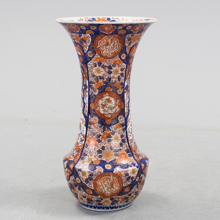 A JAPANESE IMARI PORCELAIN FLOOR VASE, ca 1900.