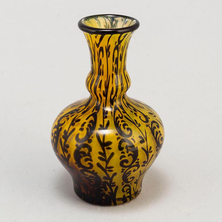SIMON GATE, a "small graal" vase, Orrefors 1919, signed.