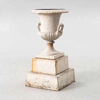 Garden urn on pedestal, 20th century.
