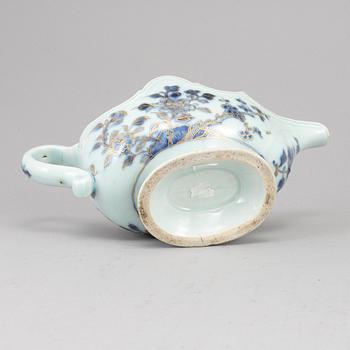 A blue and white export porcelain saucer, Qing dynasty, Qianlong (1736-95).