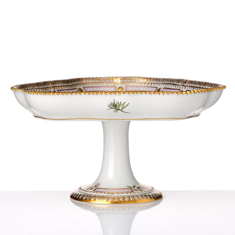 A Royal Copenhagen 'Flora Danica' cakestand, Denmark, 20th Century.
