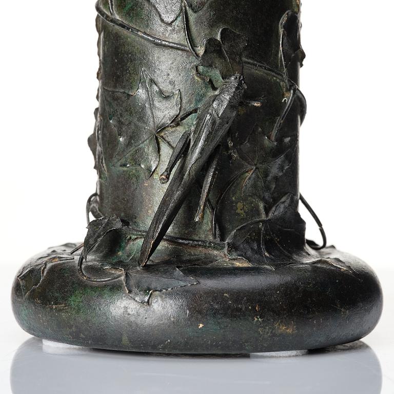 Hugo Elmqvist, vas, patinerad brons, jugend.