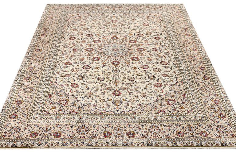 A Keshan carpet, c. 342 x 247 cm.