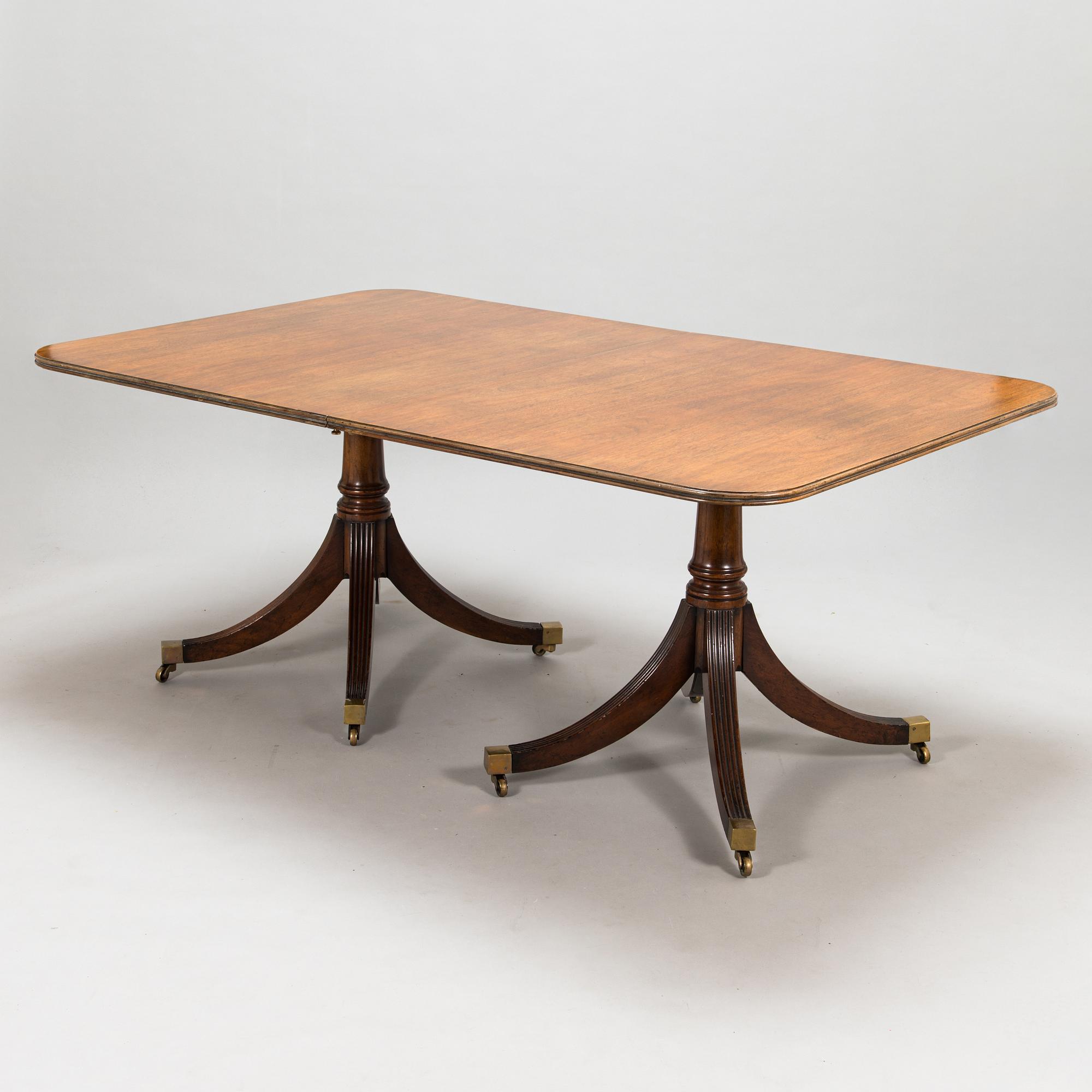 Matbord och 8 stolar, mahogny, tageltyg, England, 1900-talets första hälft.