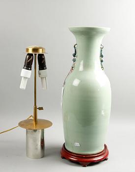 BORDSLAMPA/URNA. Kina, porslin. 1900-tal.