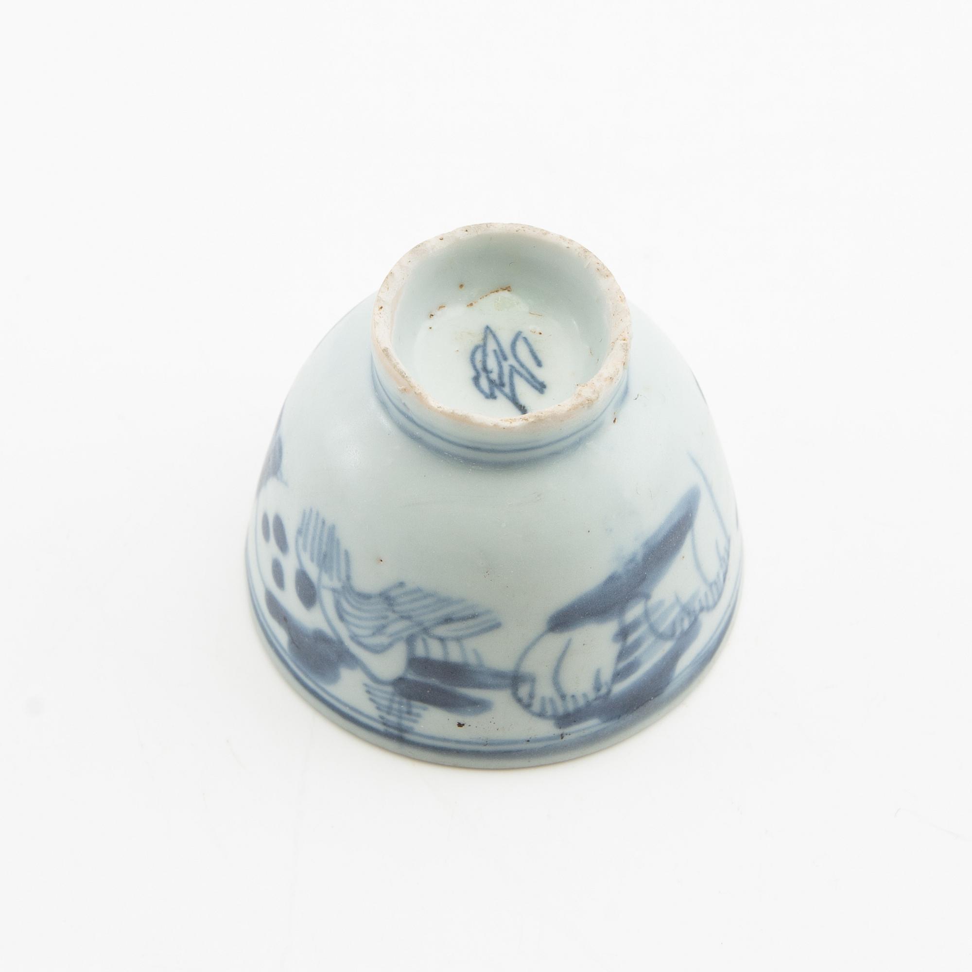 A blue and white dish and cup, Ming dynasty.