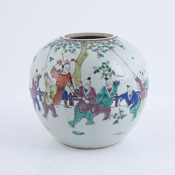 A porcelain urn, China, early 20th century.