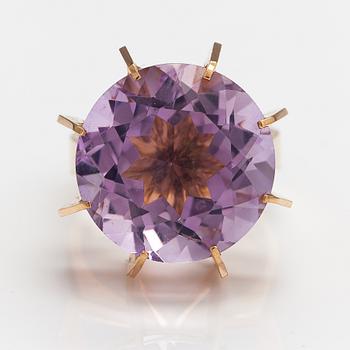 Elis Kauppi, A 14K gold and amethyst ring. Kupittaan kulta, Turku.