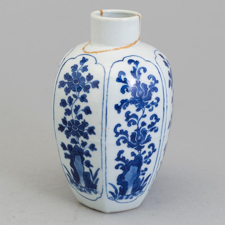 A blue and white tea caddy, Qing dynasty, Kangxi (1662-1722).