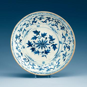 A blue and white Vietnamese dish, 16/17th Century.