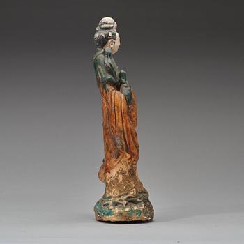 A yellow and green glazed potted figure of Guanyin, Qing dynasty, 17th century.