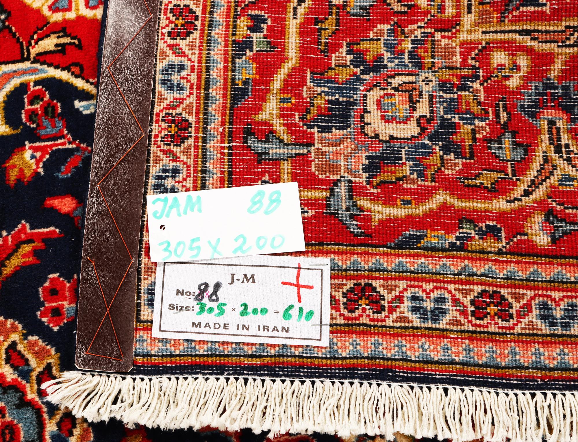 A Kashan carpet, a. 305 x 200 cm.