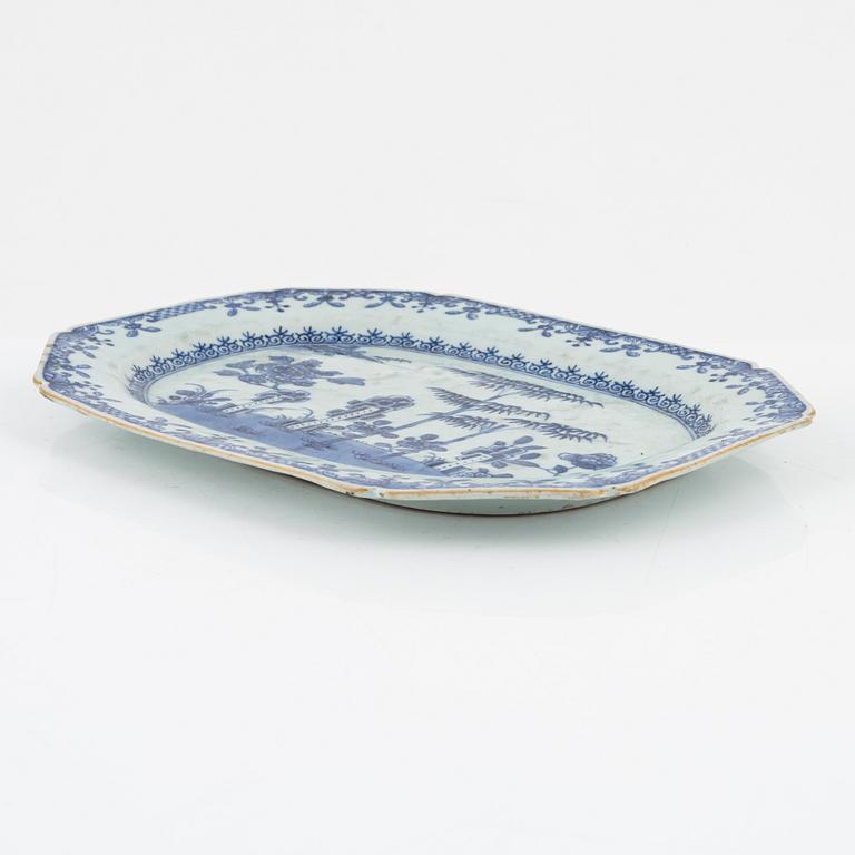 A blue and white serving dish and a pair of blur and white cups with saucers, China, around 1800.