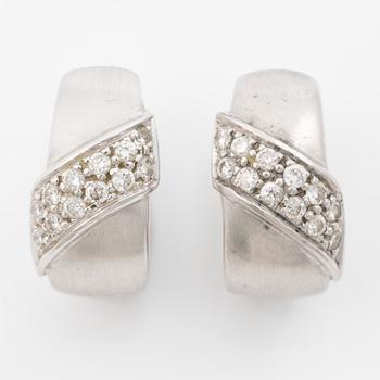 Örhängen 18K vitguld med små briljantslipade diamanter.