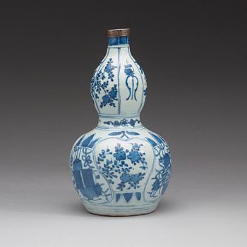 A blue and white vase, Ming dynasty, Wanli (1573-1620).