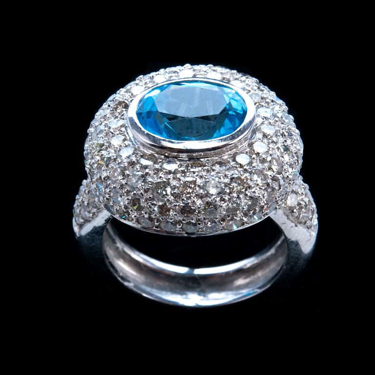 RING, platina, topas ca 2.70 ct och 117 briljantslipade diamanter ca 1.75 ct. Vikt ca  14 g.