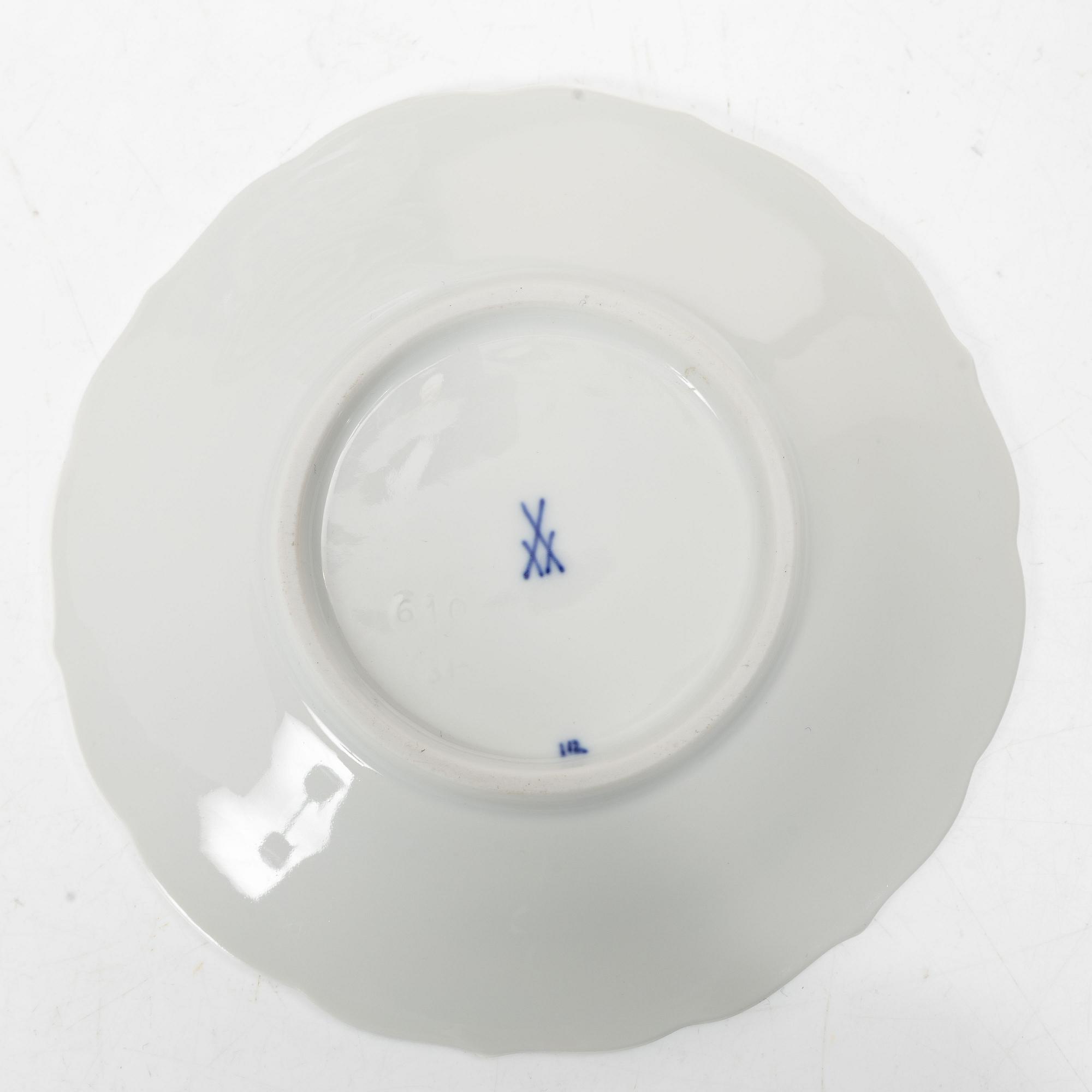 Meissen, Dinner service components, 9 pcs, “Onion Pattern”, Germany, 20th century.