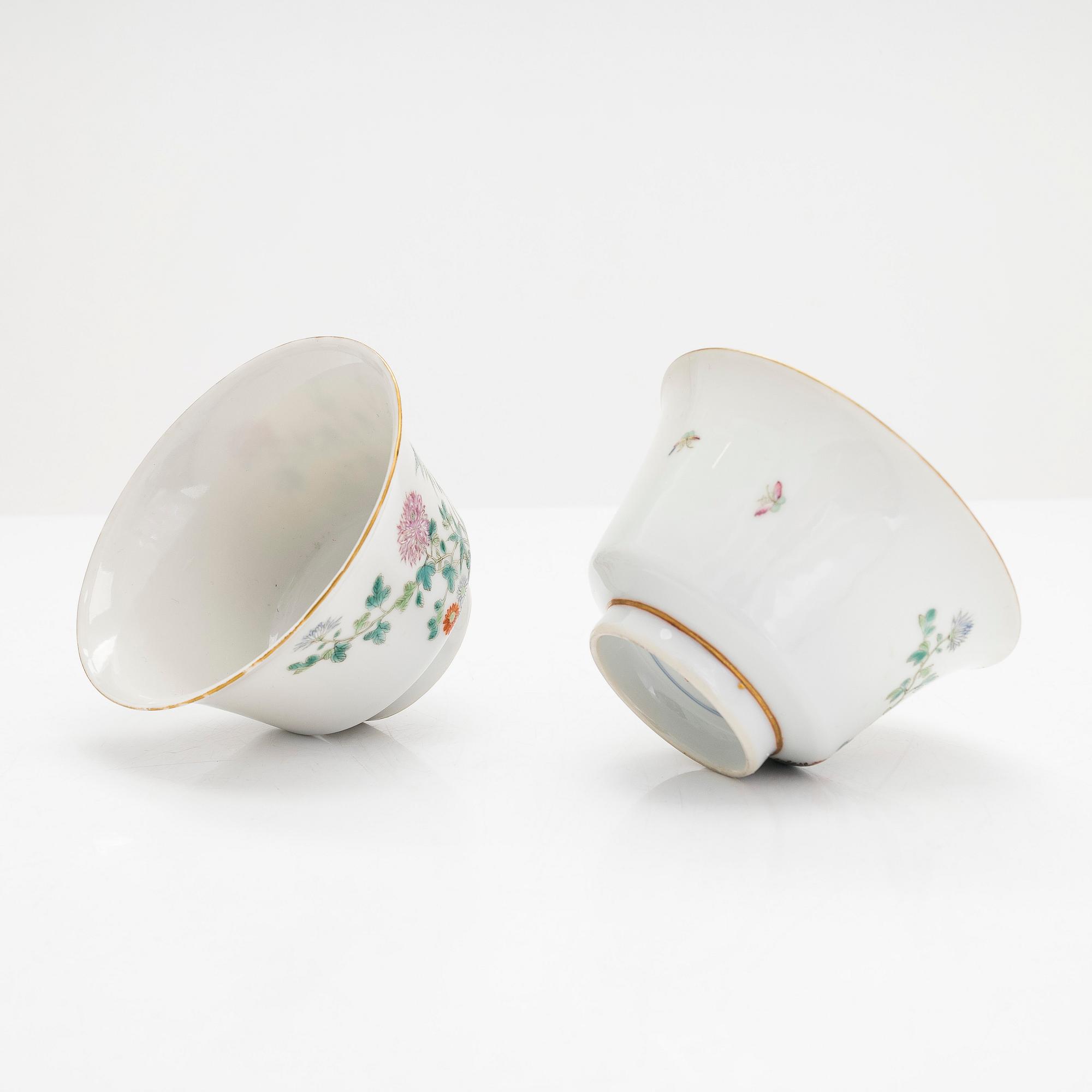 A porcelain bowl and four teacups, China, late Qing dynasty (1644-1912).