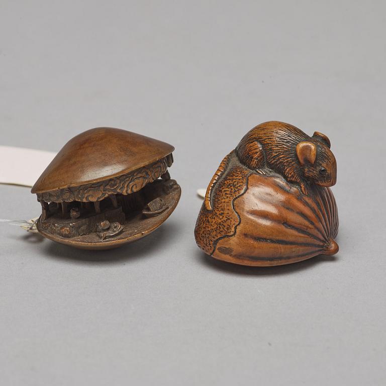 NETSUKES, två stycken, trä. Japan, Meiji (1868-1912).