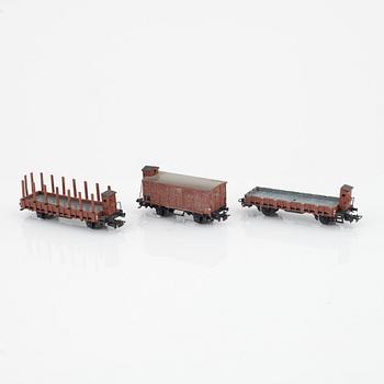 Märklin, two electric locomotives, model 3528 and 3338, and six cargo cars, gauge H0.