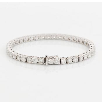 An 18K white gold bracelet set with round brillliant-cut diamonds.