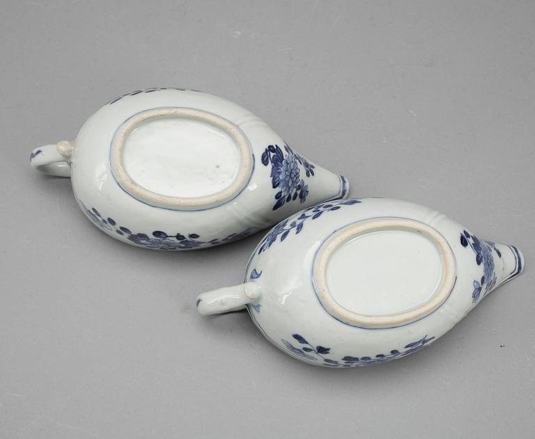 SÅSSNIPOR, ett par snarlika, porslin, Kina, Qing dynastin, Qianlong 1700-tal.