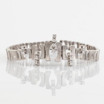 18K white gold and brilliant cut diamond bracelet.