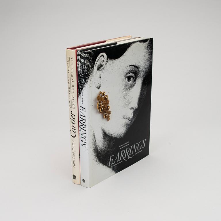 KIRJOJA, 2 kpl, Hans Nadelhofferin "Cartier" sekä Daniela Mascetti ja Amanda Triossin "Earrings".