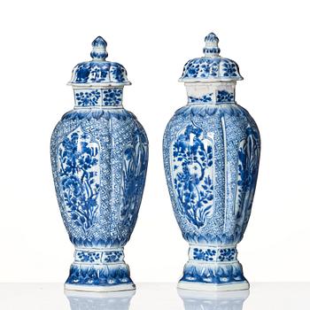 A pair of blue and white vases, Qing dynasty, Kangxi (1662-1722).