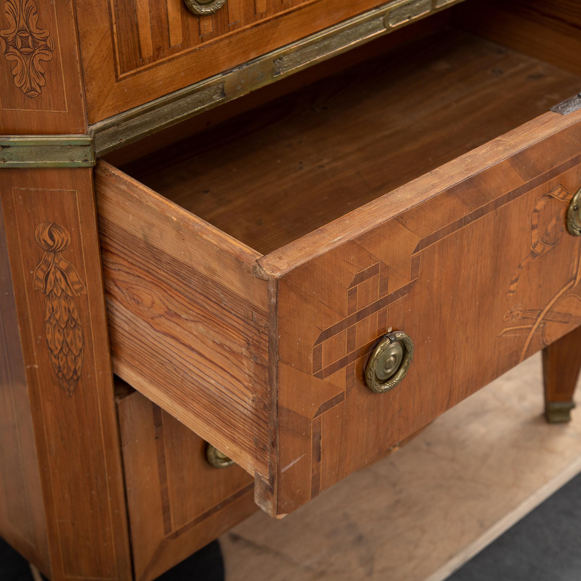 An early 20th century gustavian style chest of drawers.