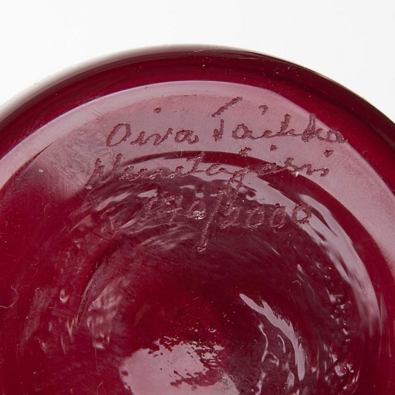 PULLO ja MALJA, lasia, toinen signeerattu "Oiva Toikka Nuutajärvi 170/2000" ja toinen merkitty "Nuutajärvi Notsjö".