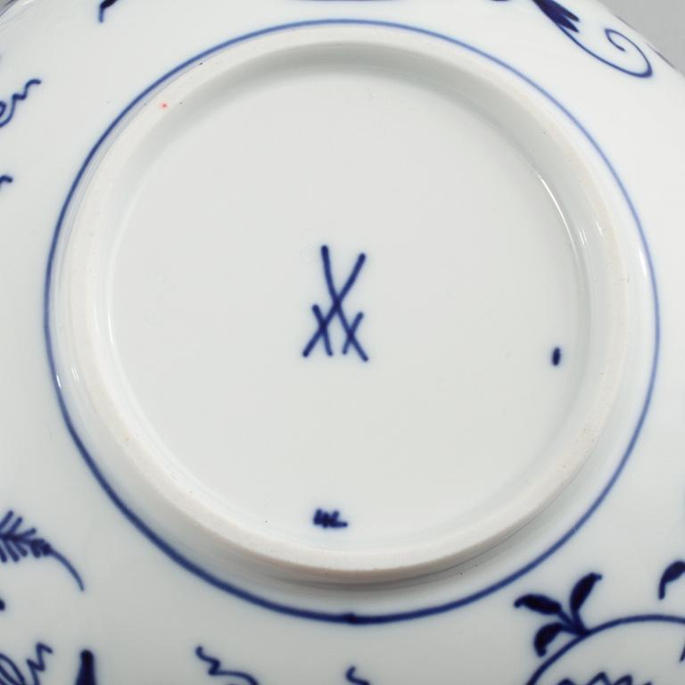 SERVISDELAR, 11 st, porslin, "Lökmönstret", Meissen, 1900-talets andra hälft.