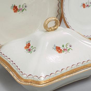 An export porcelain famille rose dinner service, Qing dynasty, Qianlong (1736-1795). (24 pieces).