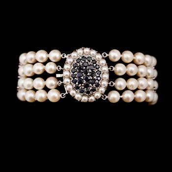 ARMBAND, 14 k vitguld, odlade pärlor, safirer tot ca 4.65 ct.