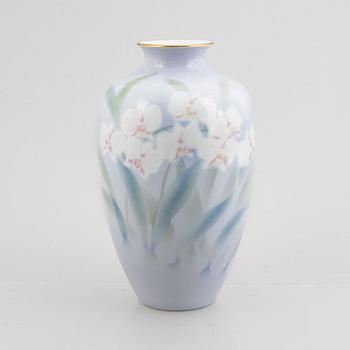 A porcelain vase, Fukagawa Porcelain Manufacturing Company, Japan, second half of the 20th century.