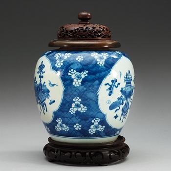 A blue and white jar, Qing dynasty, Kangxi (1662-1722).