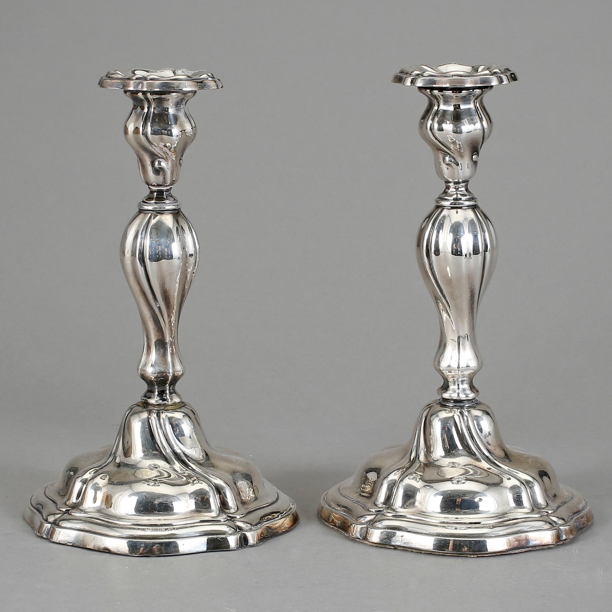 LJUSSTAKAR, ett par, silver, rokokostil, Norge, med svenska importstämplar, 1900-tal.