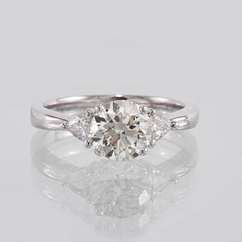 RING, 18K vitguld med 2 triangelslipade diamanter 0.22 ct samt en briljantslipad diamant 1.55 ct. Vikt 4,4 gram.